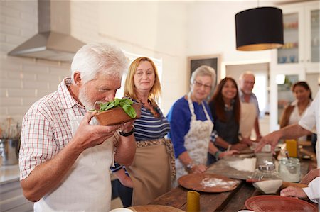 simsearch:6113-09157735,k - Active senior friends taking cooking class, smelling fresh basil Photographie de stock - Premium Libres de Droits, Code: 6113-09157684