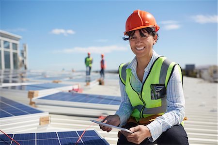 Portrait smiling, confident female engineer with digital tablet inspecting solar panels at sunny power plant Photographie de stock - Premium Libres de Droits, Code: 6113-09157783