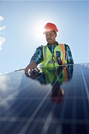 simsearch:6113-07160941,k - Engineer examining solar panel at sunny power plant Photographie de stock - Premium Libres de Droits, Code: 6113-09157793