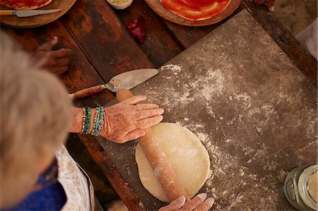 simsearch:649-09205909,k - Overhead view senior woman rolling, making fresh pizza dough Foto de stock - Royalty Free Premium, Número: 6113-09157712