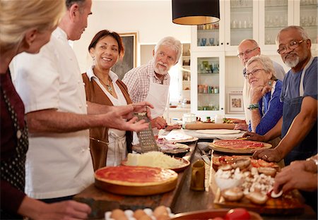 simsearch:6113-09157696,k - Senior friends listening to chef in pizza cooking class Fotografie stock - Premium Royalty-Free, Codice: 6113-09157722