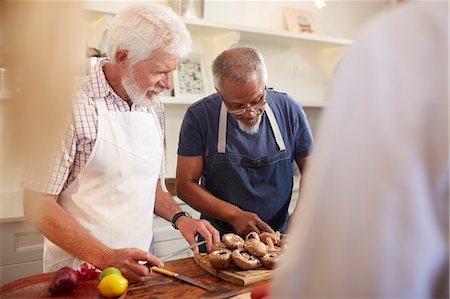 simsearch:6113-09157696,k - Senior men friends cutting mushrooms in cooking class Fotografie stock - Premium Royalty-Free, Codice: 6113-09157727