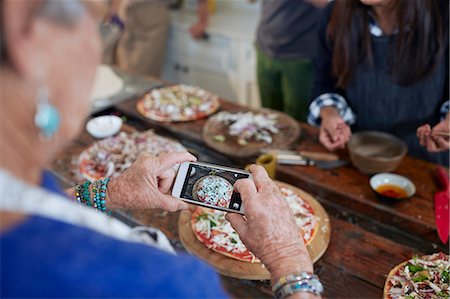 simsearch:6102-08952038,k - Senior woman with camera phone photographing homemade pizza in cooking class Photographie de stock - Premium Libres de Droits, Code: 6113-09157733