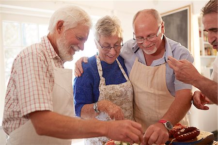 Senior friends enjoying cooking class Foto de stock - Sin royalties Premium, Código: 6113-09157739