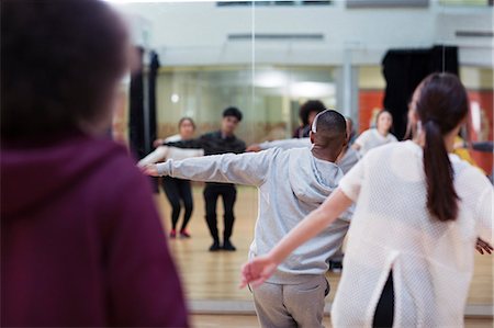 simsearch:649-07063752,k - Dancers dancing in dance class studio Stock Photo - Premium Royalty-Free, Code: 6113-09157863