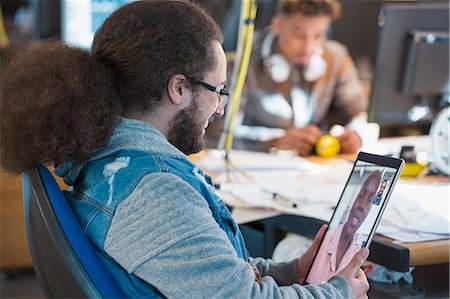 skype - Creative businessman video chatting with colleague in office Foto de stock - Sin royalties Premium, Código: 6113-09159962