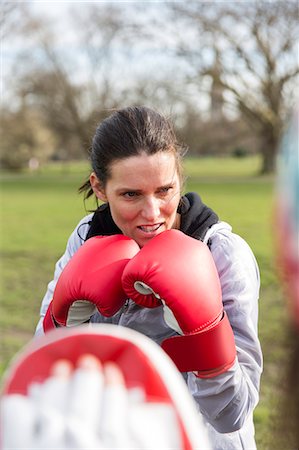 sparring - Focused, determined woman boxing in park Fotografie stock - Premium Royalty-Free, Codice: 6113-09160091