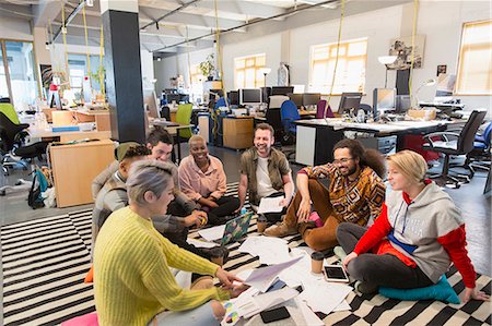 simsearch:6113-07565926,k - Creative business team meeting, brainstorming on floor in office Photographie de stock - Premium Libres de Droits, Code: 6113-09160002