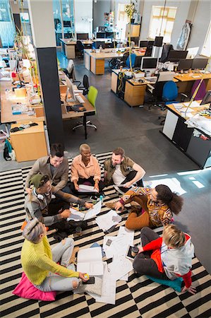 simsearch:6113-07565926,k - Creative business team meeting, brainstorming in circle on office floor Photographie de stock - Premium Libres de Droits, Code: 6113-09160029