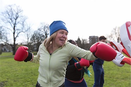 simsearch:6113-09160064,k - Determined senior woman boxing in park Fotografie stock - Premium Royalty-Free, Codice: 6113-09160145