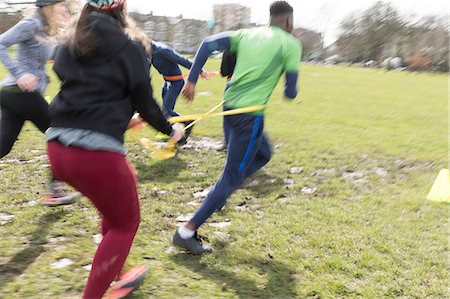 People exercising, doing team building exercise in sunny park Foto de stock - Sin royalties Premium, Código: 6113-09160162