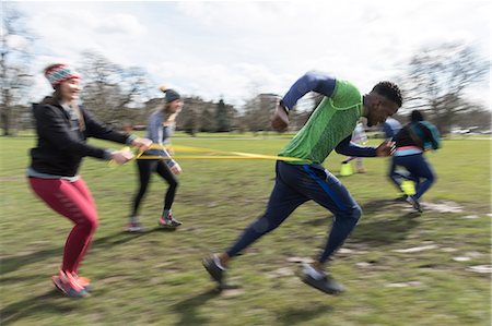 simsearch:6113-09168318,k - People racing, doing team building exercise in sunny park Foto de stock - Royalty Free Premium, Número: 6113-09160190