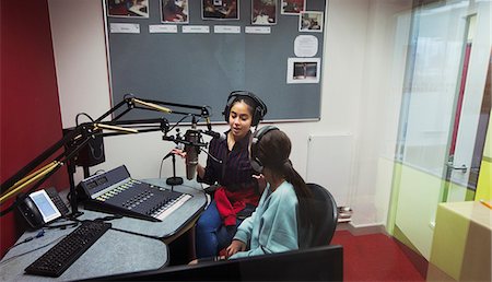 pakistanaise - Teenage girl musicians recording music, singing in sound booth Photographie de stock - Premium Libres de Droits, Code: 6113-09168282