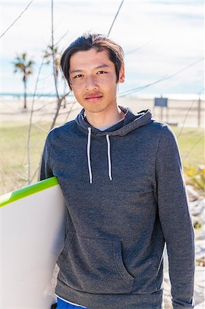simsearch:6113-09168363,k - Portrait confident male surfer with surfboard Photographie de stock - Premium Libres de Droits, Code: 6113-09168380