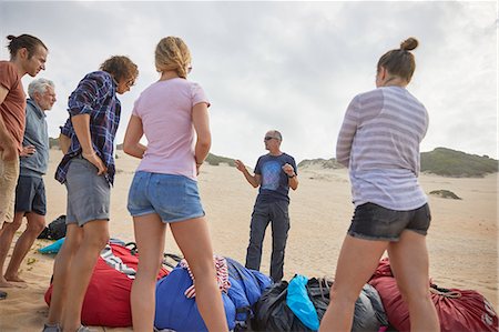 parachute, beach - Male paragliding instructor talking to students on beach Photographie de stock - Premium Libres de Droits, Code: 6113-09168441