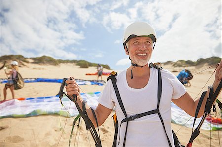 parachute, beach - Mature male paraglider on beach with equipment Photographie de stock - Premium Libres de Droits, Code: 6113-09168442