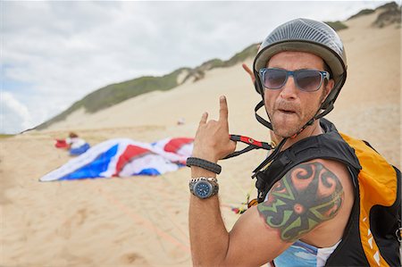 parachute, beach - Portrait confident, carefree male paraglider on beach Photographie de stock - Premium Libres de Droits, Code: 6113-09168446