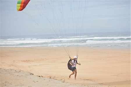 parachute, beach - Male paraglider running on ocean beach Photographie de stock - Premium Libres de Droits, Code: 6113-09168451