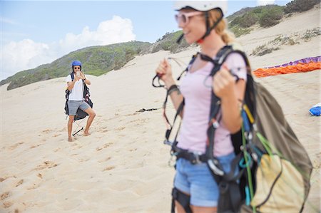 parachute, beach - Paragliders with equipment on beach Photographie de stock - Premium Libres de Droits, Code: 6113-09168465