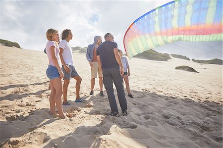 parachute, beach - Paragliders with parachute on sunny beach Photographie de stock - Premium Libres de Droits, Code: 6113-09168475