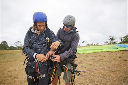 parachute, beach - Paragliders preparing equipment Photographie de stock - Premium Libres de Droits, Code: 6113-09168479
