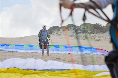 parachute, beach - Male paraglider with parachute on beach Photographie de stock - Premium Libres de Droits, Code: 6113-09168482