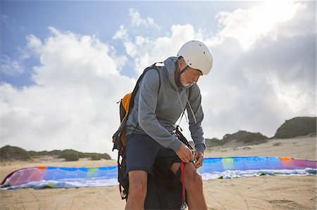 parachute, beach - Male paraglider preparing on sunny beach Photographie de stock - Premium Libres de Droits, Code: 6113-09168484