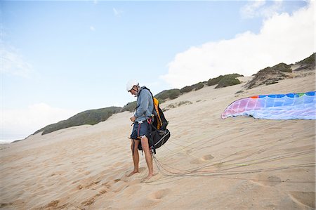 parachute, beach - Male paraglider preparing equipment on beach Photographie de stock - Premium Libres de Droits, Code: 6113-09168492