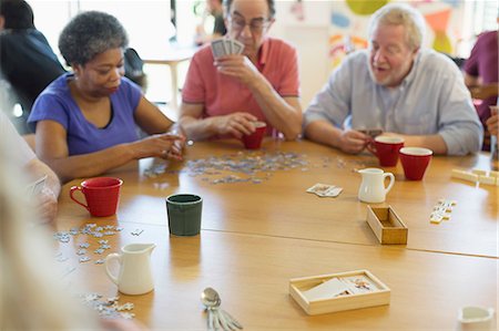 puzzles - Senior friends playing games at table in community center Foto de stock - Sin royalties Premium, Código: 6113-09168420