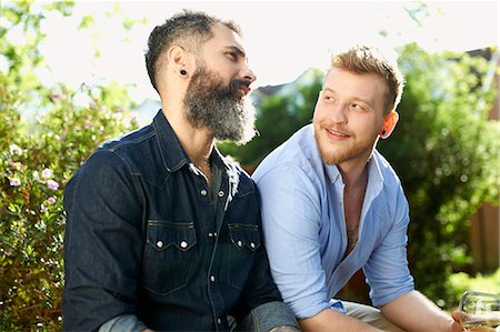 simsearch:6113-08947314,k - Male gay couple talking in garden Stockbilder - Premium RF Lizenzfrei, Bildnummer: 6113-09168894