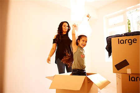 Playful mother and daughter moving into new home Photographie de stock - Premium Libres de Droits, Code: 6113-09168901