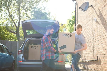 simsearch:6108-06166326,k - Male gay couple unloading moving boxes from car Photographie de stock - Premium Libres de Droits, Code: 6113-09168909
