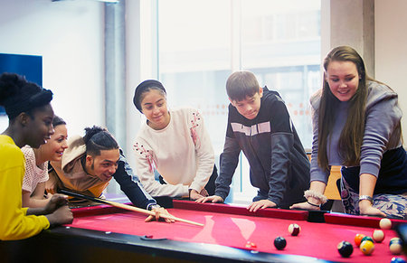 Teenagers playing pool Photographie de stock - Premium Libres de Droits, Code: 6113-09178553