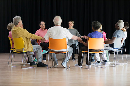 senior community living centers - Active seniors meditating, holding hands in circle Foto de stock - Sin royalties Premium, Código: 6113-09178586