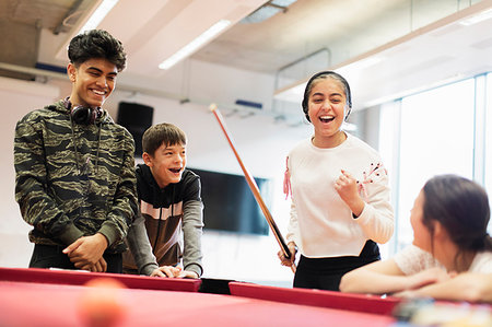 Happy teenagers playing pool in community center Foto de stock - Sin royalties Premium, Código: 6113-09178535