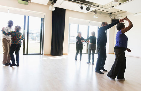 senior arm - Active seniors dancing in dance class Foto de stock - Sin royalties Premium, Código: 6113-09178667