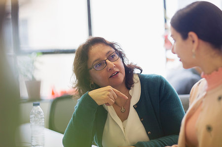 focus group discussion - Businesswomen talking in office Photographie de stock - Premium Libres de Droits, Code: 6113-09178687