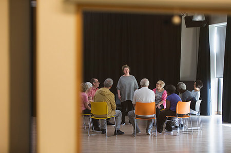 simsearch:6113-09178637,k - Woman leading seniors in group discussion in community center Foto de stock - Royalty Free Premium, Número: 6113-09178635