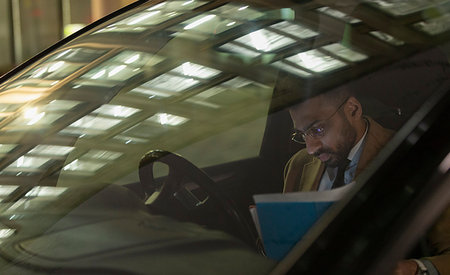 simsearch:6113-09178818,k - Businessman reviewing paperwork in car at night Fotografie stock - Premium Royalty-Free, Codice: 6113-09178746