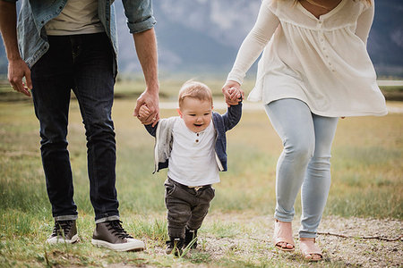 simsearch:6113-09179045,k - Parents walking with baby son in field Foto de stock - Sin royalties Premium, Código: 6113-09178858