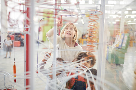 Teacher and students looking at exhibit in science center Photographie de stock - Premium Libres de Droits, Code: 6113-09178899