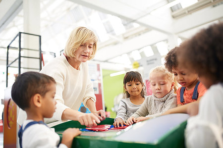 Teacher and students at interactive exhibit in science center Photographie de stock - Premium Libres de Droits, Code: 6113-09178962