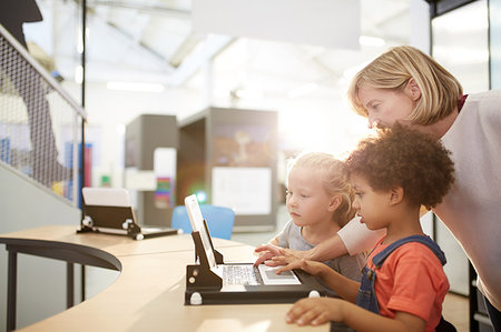 Teacher and schoolgirls using laptop in science center Foto de stock - Sin royalties Premium, Código: 6113-09178966