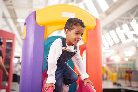 Smiling boy playing on slide Photographie de stock - Premium Libres de Droits, Code: 6113-09178912