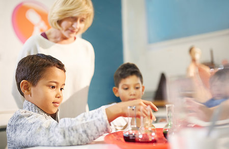 simsearch:673-02140507,k - Teacher watching curious students playing with beakers at interactive exhibit in science center Foto de stock - Royalty Free Premium, Número: 6113-09178934