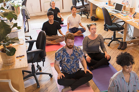 de 30 ans - Serene creative business people meditating in office Foto de stock - Sin royalties Premium, Código: 6113-09179156