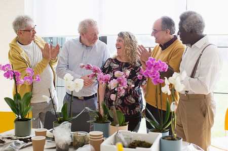 flower arrangement for women - Active senior men clapping for female instructor in flower arranging class Photographie de stock - Premium Libres de Droits, Code: 6113-09191875