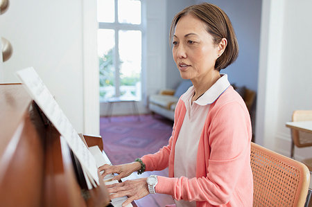 pianoforte - Active senior woman playing piano Fotografie stock - Premium Royalty-Free, Codice: 6113-09191983