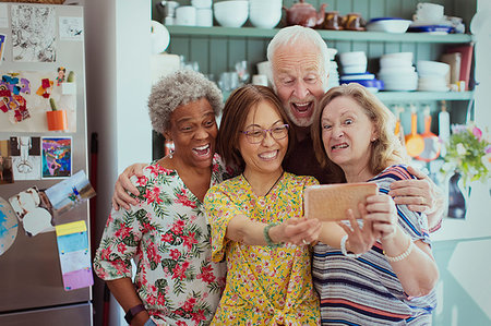 simsearch:6124-08821058,k - Happy, playful active seniors taking selfie with camera phone, making silly faces Foto de stock - Sin royalties Premium, Código: 6113-09191987