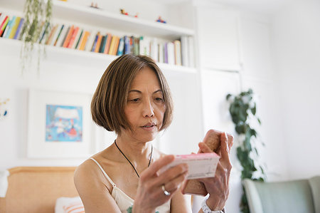 Senior woman with smart phone looking at box of medicine Photographie de stock - Premium Libres de Droits, Code: 6113-09191995